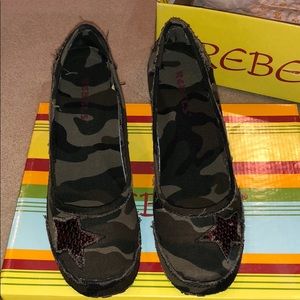 Rebels camo shoes size 8